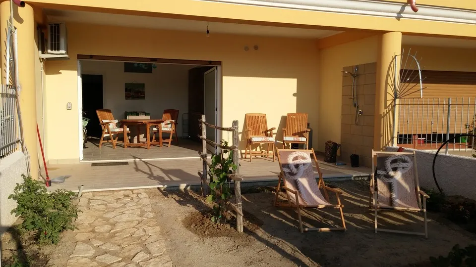 Giardino's shaded garden courtyard
