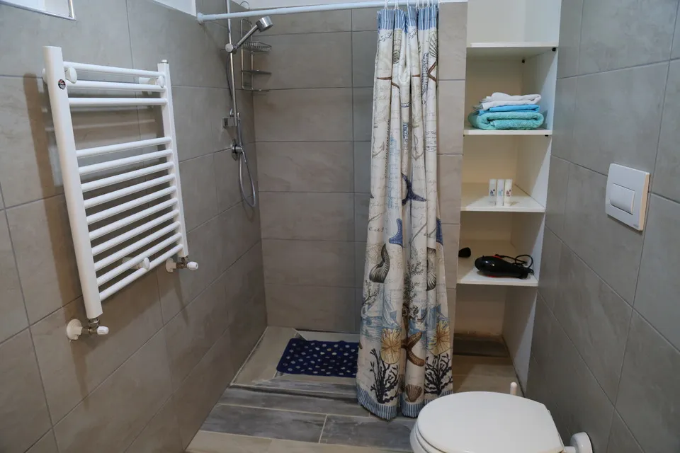Bathroom shower at Sole